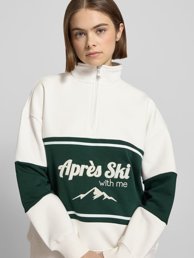 Modelka kobieca ma na sobie Relaxed Fit Sweatshirt mit Stehkragen Modell 'Jenny' od LeGer by Lena Gercke, kremowo-zielony, bawełniany miks, napisy, widok przód, zbliżenie na górną część ciała.