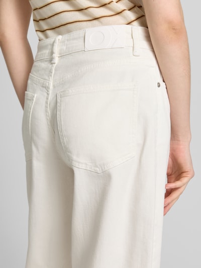 Frauenmodel trägt Barrel Jeans im 5-Pocket-Design Modell 'MARI Clear' von OPUS PANTS in Weiß, Baumwoll-Mix, Rückansicht Nahaufnahme.