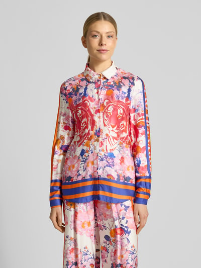 Frauenmodel trägt Slim Fit Hemdbluse aus Viskose Modell 'Wild Flower' von miss goodlife, bunte Blumenmuster, Kentkragen, Ganzkörperansicht von vorne.