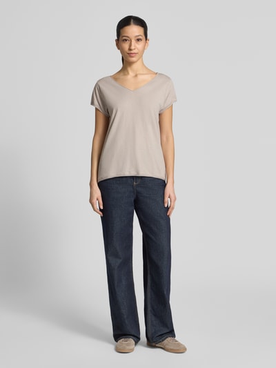 Vrouwenmodel draagt T-Shirt met V-Ausschnitt van Christian Berg Woman in beige, pure katoen, regular fit, rolzoom, vooraanzicht gehele lichaam.