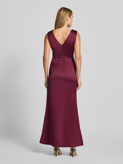 Frauenmodel trägt Abendkleid mit Raffungen von Rinascimento in Bordeaux, Satin, ärmellos, körpernahe Passform, Ganzkörperansicht Rückansicht.