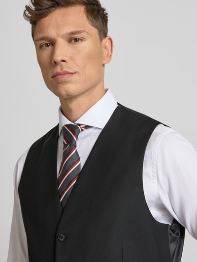 Männermodel trägt Weste mit V-Ausschnitt von bugatti in Schwarz mit Knopfleiste und Eingrifftaschen, Material-Mix, Nahaufnahme Oberkörper.