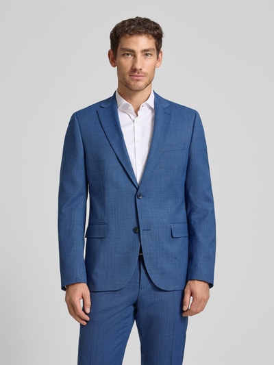 Männermodel trägt Regular Fit Anzug mit 2-Knopf-Sakko von bugatti in Blau, Material-Mix mit Schurwoll-Anteil, Ganzkörperansicht von vorne.