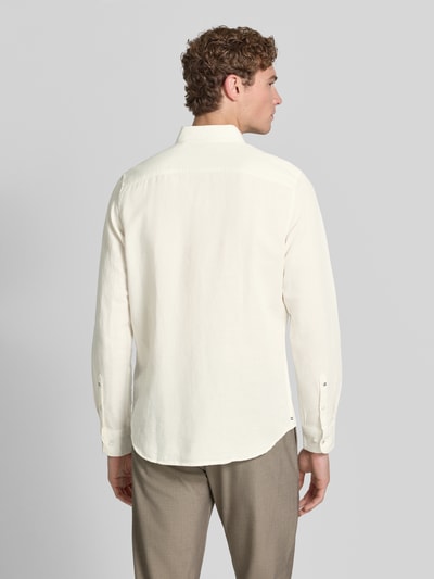 Männermodel trägt Regular Fit Freizeithemd aus Leinen-Baumwoll-Mix von Lerros in Creme mit Button-Down-Kragen, Knopfleiste, Rückenlänge 75 cm, Schulterbreite 43 cm, Ärmellänge 69 cm, Ganzkörperansicht Rückansicht.