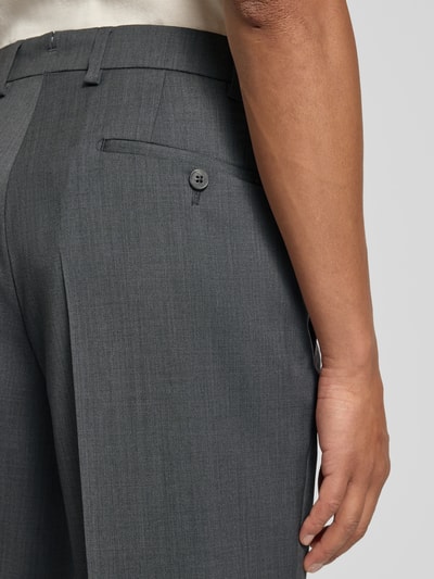 Männermodel trägt Anzughose aus Schurwolle Modell 'Piacenza I' von Hiltl in Grau, feine Struktur, Regular Fit, Detailaufnahme Rückenansicht.