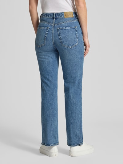 Frauenmodel trägt Straight Fit Jeans aus Baumwoll-Mix Modell 'TESSA' von Vero Moda, blaue Denim-Struktur, Label Patch, Ganzkörperansicht Rückansicht