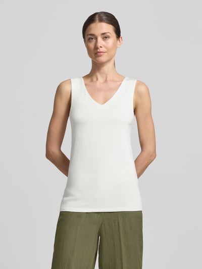 Frauenmodel trägt Top mit V-Ausschnitt Modell 'Marica' von Soyaconcept, Lyocell-Elasthan-Mix, Slim-Fit, weiß, Ganzkörperansicht von vorne. Rückenlänge bei Größe S: 60 cm.