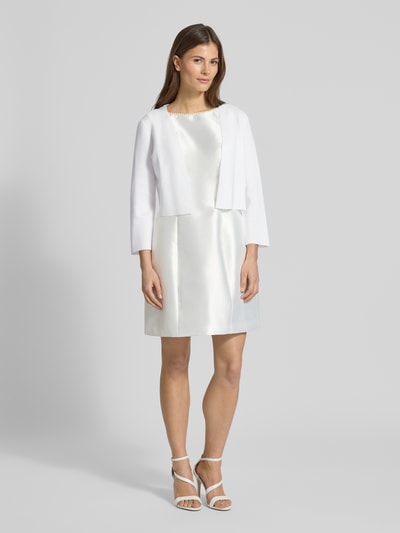 Kobiece modelka nosi Regular Fit Bolero aus Viskose-Mix in Strick-Optik od Jake*s Cocktail, mieszanka wiskozy, krój regular fit, imitacja dzianiny, krótki krój, długość tyłu w rozmiarze 36: 40 cm, cała sylwetka z przodu.