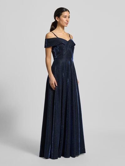 Frauenmodel trägt Regular Fit Abendkleid in Glitzer-Optik von Christian Berg Cocktail, dunkelblau, A-Linie, Ganzkörperansicht von vorne.