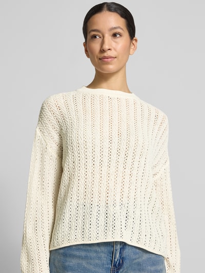 Vrouwenmodel draagt Comfort Fit Strickpullover im Semitransparenter Optik van Tom Tailor Denim, structuur, unikleur, crew neck, ajourbreisel, langemouw, rolzoom, vooraanzicht close-up bovenlichaam