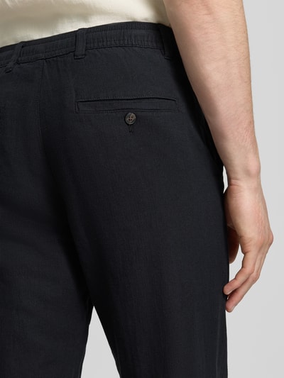 Männermodel trägt Regular Fit broek uit mix van katoen en linnen model 'BRODY' van SELECTED HOMME, effen kleuren, detailaufnahme achterzijde.
