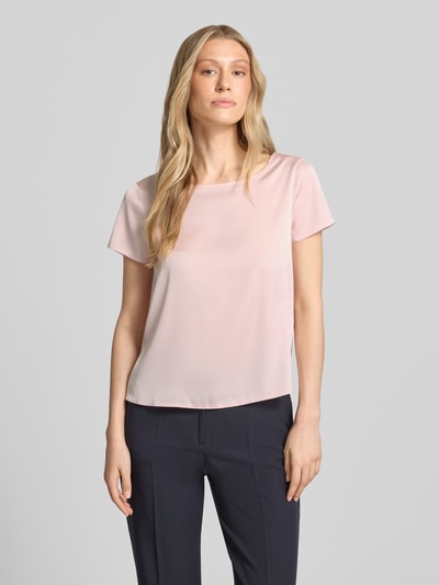 Frauenmodel trägt Blusenshirt mit Rundhalsausschnitt und abgerundetem Saum von Rinascimento, zartrosa mit glatter Textur, Material-Mix Loose Fit, Ganzkörperansicht von vorne.