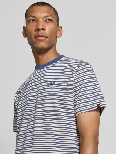Männermodel trägt T-Shirt im Allover-Look mit Rundhalsausschnitt von PME Legend in Blau-Beige Streifen, Reine Baumwolle, Nahaufnahme Oberkörper.