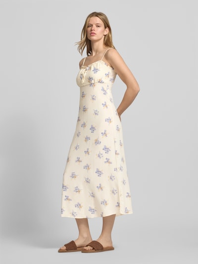 Frauenmodel trägt schmales Freizeitkleid aus reiner Viskose Modell 'NELLY' von Only mit Allover-Muster, Midi-Länge, Henley-Ausschnitt, Spaghettiträgern, Animal-Print, Popeline-Textur; Ganzkörperansicht von vorne.