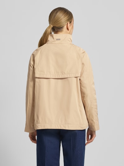 Frauenmodel trägt Jacke mit Stehkragen Modell 'CIJOLINI' von CINQUE in Beige, Zweireiher, glatte Struktur, Ganzkörperansicht Rückansicht.