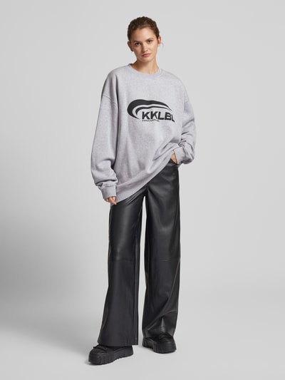 Karo Kauer Oversized sweatshirt met labelprint Lichtgrijs - 1