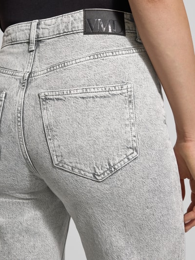 Vrouwenmodel draagt Wide Leg Jeans uit katoenmix model 'TESSA' van Vero Moda, effen kleur, denimstructuur, detailopname achteraan.