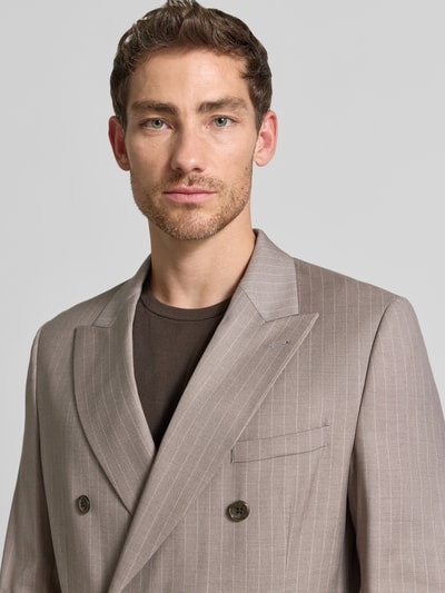 Männermodel trägt Slim Fit Sakko mit Pattentaschen von MCNEAL, Material-Mix, Reverskragen, Zweireiher, Nahaufnahme Oberkörper.