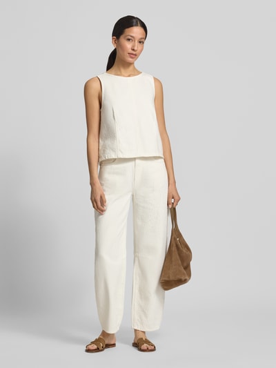 Frauenmodel trägt Regular Fit Bluse mit Strukturmuster Modell 'Dexter' von MSCH Copenhagen aus reiner Baumwolle in Creme, Ganzkörperansicht von vorne.