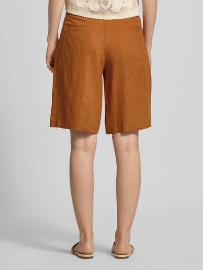 Vrouwenmodel draagt Bermudas uit linnen met achterzakken van Christian Berg Woman in bruin, regular fit, knoopsluiting, zuiver linnen, bandwijdte maat 36: 38 cm, binnenbeenlengte maat 36: 27 cm. Ganzlichaamsaanzicht achteraan.