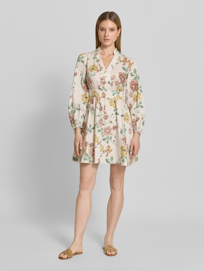 Frauenmodel trägt Minikleid aus Leinen mit Knopfleiste und Serafino-Kragen von Jake*s Collection, florales Muster, A-Linie, Ballonärmel, Ganzkörperansicht von vorne.