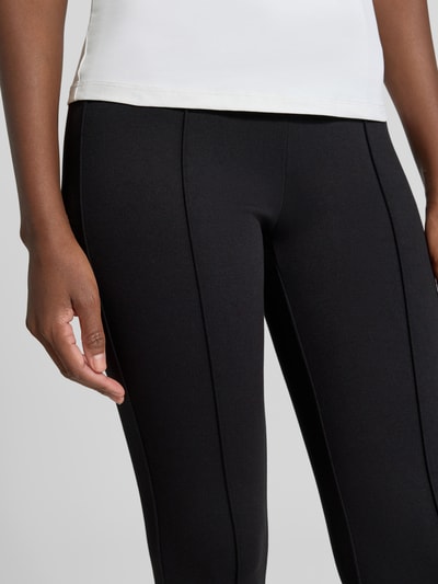 Vrouwenmodel draagt zwarte skinny legging van viscosemix, gladde structuur, Skinny Fit Leggings aus Viskose-Mix van Jake*s Casual, detailopname.