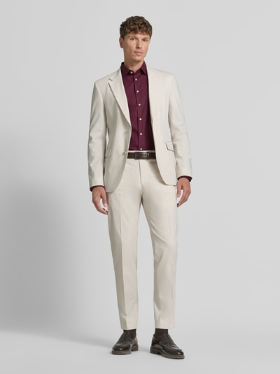 Männermodel trägt Slim Fit Business-Hemd mit kentkraag van Jake*s aus puur katoen in bordeaux, met knoopsluiting, ganzkörperansicht von vorne, ruglengte 79 cm, schouderbreedte 45 cm, mouwlengte 67 cm, maat 39/40.