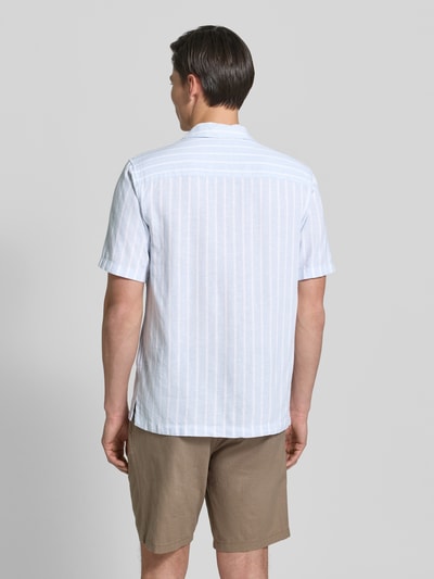 Männermodel trägt Relaxed Fit Freizeithemd aus Viskose-Leinen-Mix von Tom Tailor Denim, Optik:Allover-Muster, gestreift, Ganzkörperansicht Rückansicht