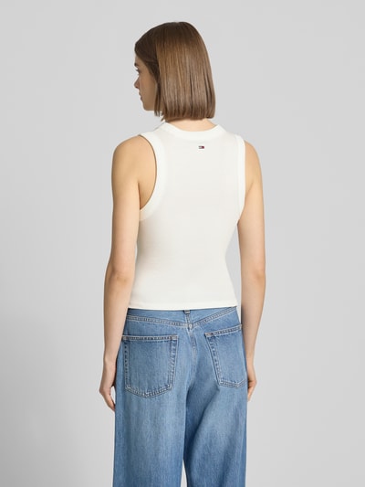 Frauenmodel trägt Slim Fit Top aus Baumwoll-Mix von Tommy Jeans in Unifarbe mit Label Print, breite Träger, Rippstruktur, Ganzkörperansicht Rückansicht.