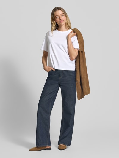Modelka kobieca nosi Regular Fit T-Shirt aus reiner Baumwolle Modell 'ASSIA' od Selected Femme, białe, minimalistyczny jersey, krótkie rękawy, dekolt okrągły, prosta sylwetka, tekstura gładka, z subtelnymi szwami dekoracyjnymi, widok całej sylwetki z przodu.