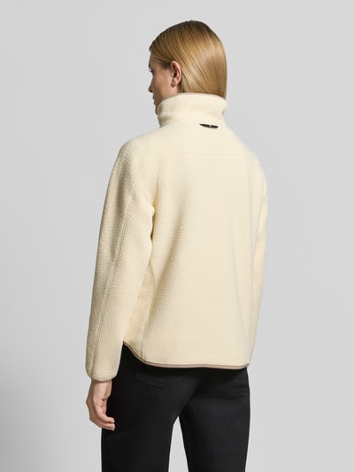 Männermodel trägt Regular Fit Sweatshirt mit stójka od PEAK PERFORMANCE, kremowa bluza, zamek błyskawiczny, wyhaftowane logo, długość tyłu w rozmiarze S: 66 cm, szerokość ramion w rozmiarze S: 45 cm, szerokość klatki piersiowej w rozmiarze S: 57 cm, długość rękawów w rozmiarze S: 60 cm, widok całej sylwetki z tyłu