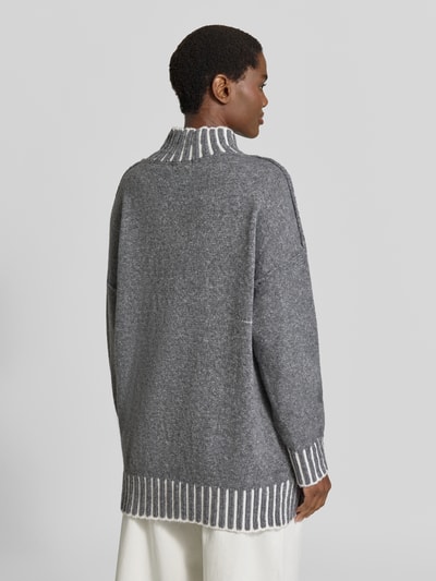 Männermodel trägt sweter z dzianiny z Dwa kolory, stójka, opuszczone ramiona, krój relaxed fit od Apricot, Długość tyłu w rozmiarze S: 79 cm, Długość rękawów w rozmiarze S: 49 cm, widok całej sylwetki z tyłu.