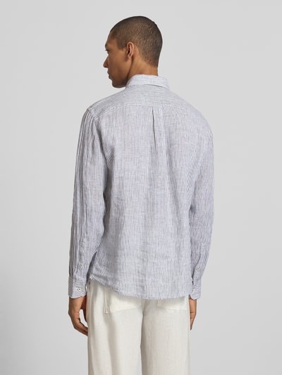 Männermodel trägt Slim Fit Leinenhemd mit Button-Down-Kragen von Fynch-Hatton mit feinem Streifenmuster, reine Leinenstruktur, Ganzkörperansicht Rückansicht.