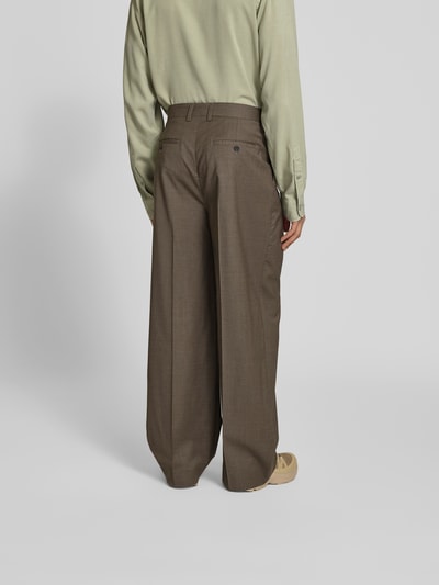 Männermodel trägt Wide Fit Stoffhose aus Woll-Mix von Filippa K in bruin, elastische stof, biesvouw, achterzakken, productfoto, ganzkörperansicht rückansicht