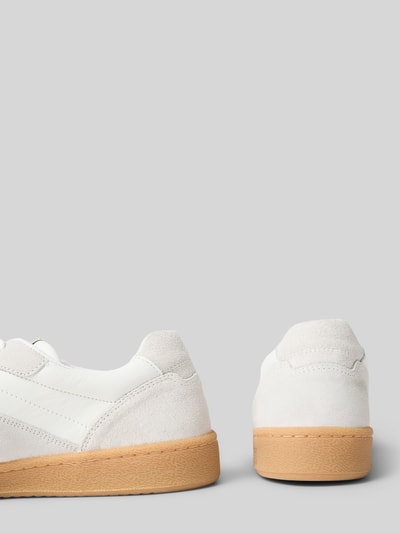 Produktfoto, Low Top Sneaker aus echtem Rindsleder von Marc O'Polo, weißes unifarbenes Obermaterial, flache, leicht profilierte Sohle, abgerundete Form