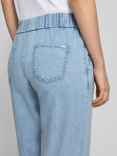 Frauenmodel trägt Wide Fit Jeans mit Leinen-Lyocell-Anteil Modell 'Pia' von TONI, hellblauer Baumwoll-Mix, Gesäßtaschen, Nahaufnahme Rückansicht.