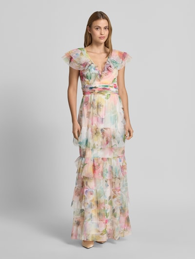 Frauenmodel trägt Maxikleid im Stufen-Look mit Taillenband von LACE & BEADS aus Mesh, pastellfarbene Muster, V-Ausschnitt, taillierter Schnitt, Ganzkörperansicht von vorne.