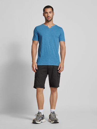 Jack & Jones T-shirt z dekoltem w serek model ‘SPLIT’ Oceaniczny 1