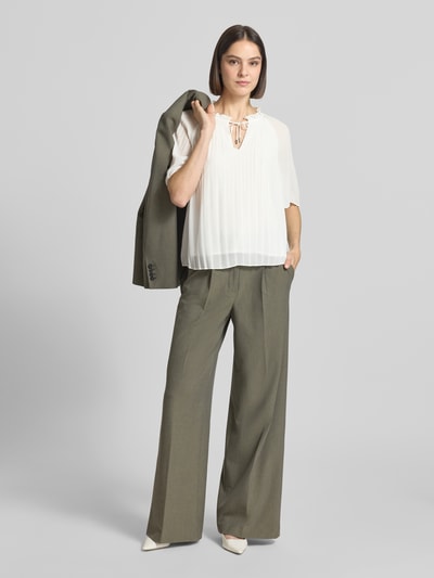 Frauenmodel trägt Regular Fit Blusenshirt in Plissee-Optik von s.Oliver BLACK LABEL, Optik: Unifarben, Rüschenkragen, Kurzarm, Ganzkörperansicht von vorne