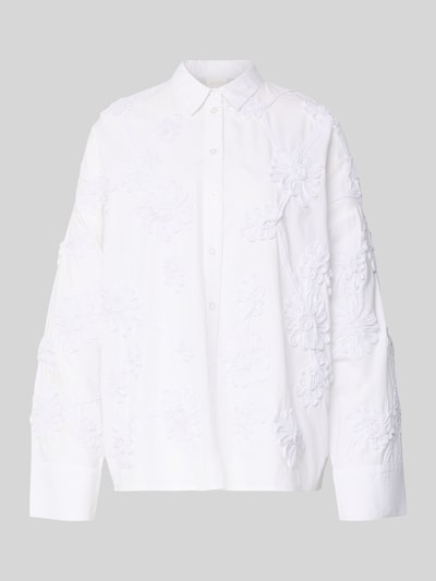 Produktfoto, Relaxed Fit Hemdbluse floralem Allover-Besatz od Jake*s Collection, biała bluzka koszulowa z kołnierzykiem koszulowym, kwiatowy wzór na całej powierzchni, listwa guzikowa, sportowe mankiety, długość tyłu 70 cm, długość rękawów 50 cm, rozmiar 38, miękka faktura, subtelne tłoczenia.