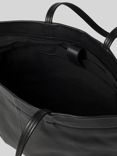 Produktfoto, Shopper mit Label-Detail Modell 'HERA' von LIEBESKIND BERLIN in Schwarz mit Struktur-Oberfläche, Hauptfach mit Magnetverschluss, Tragehenkel, Breite 50 cm, Länge 29 cm, Tiefe 17 cm, Schulterriemen 58 cm.