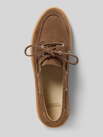 Produktfoto, braune Schnürschuhe aus echtem Leder von Copenhagen, abgerundete Form, Schnürverschluss, strukturierte Sohle, Absatzhöhe 2 cm, Schafthöhe 6 cm, Schaftweite 12 cm, Größe 40.