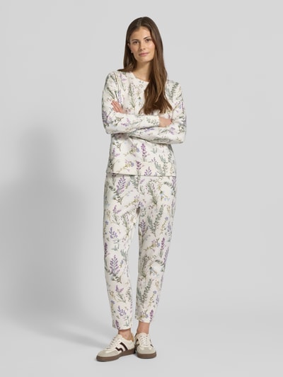 Vrouwenmodel draagt Sweatshirt O-Neck met Lavendelprint van Christian Berg Woman, mix van viscose en elastaan, los model, o-neck, elastische boorden, lavendelprint, full-body vooraanzicht.