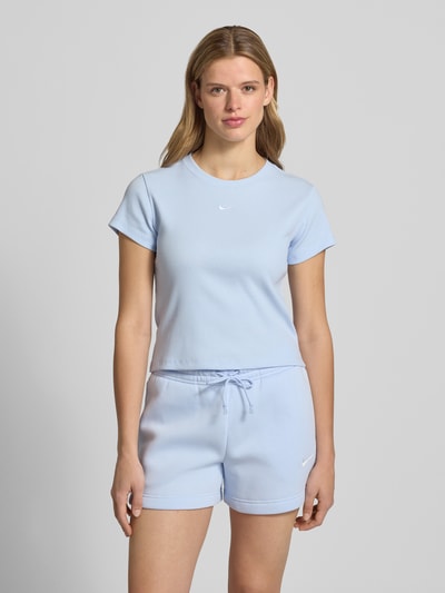 Nike Cropped T-Shirt in Ripp-Optik mit Logo Hellblau 4