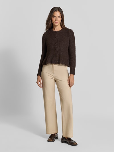 Frauenmodel trägt Regular Fit Strickjacke mit Woll-Anteil Modell 'Bows' von VILA, braun, beige Hose, Langarm, Rundhalsausschnitt, Ganzkörperansicht von vorne.