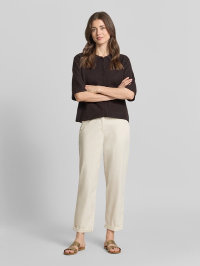 Frauenmodel trägt Regular Fit Chino aus Baumwoll-Mix Modell 'CARRIE' von Raphaela By Brax, unifarben, helle Struktur, Ganzkörperansicht von vorne.
