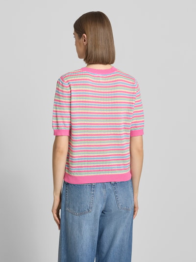 Frauenmodel trägt Slim Fit T-Shirt aus reiner Bio-Baumwolle Modell 'DIANA' von Pieces, Optik:Allover-Muster, gestreift, Strick, Ganzkörperansicht Rückansicht.