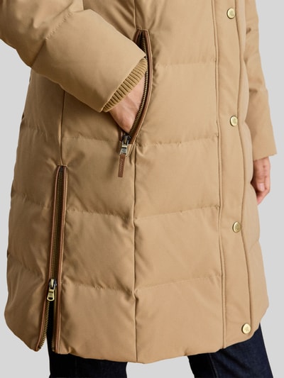 Frauenmodel trägt Regular Fit Daunenmantel mit Besatz aus Webpelz von Lauren Ralph Lauren in Beige mit goldenen Knöpfen, Nahaufnahme Oberkörper. Damen Daunenmantel von Lauren Ralph Lauren