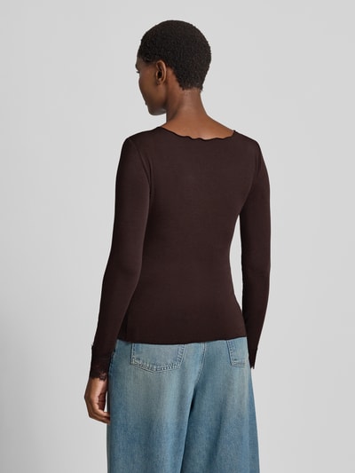 Männermodel trägt dunkelbraune bluzka z długim rękawem aus mieszanka modalu i wełny Slim Fit Langarmshirt aus Modal-Mix mit Woll-Anteil Modell 'SKYE' von VERO MODA, Damen Langarmshirt, Ganzkörperansicht Rückansicht