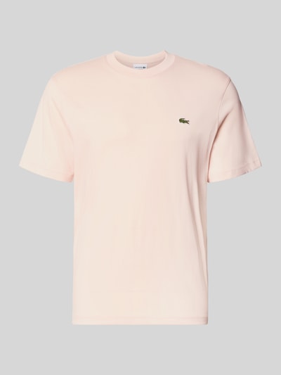 Produktfoto, blassrosa Regular Fit T-Shirt aus reiner Baumwolle von Lacoste, glatte Oberfläche, dezentes Krokodil-Logo links auf der Brust